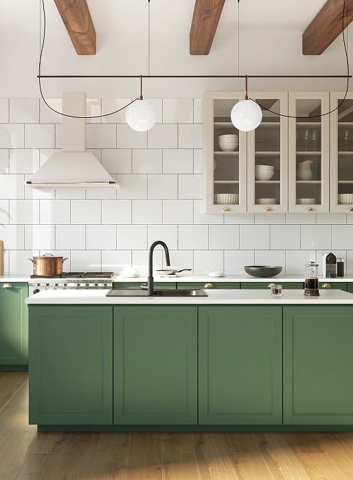 Cuisine Verte Moderne: Design Élégant et Naturel Cuisine moderne lumineuse avec armoires inférieures vertes, comptoirs blancs et carrelage métro blanc. Des poutres en bois et un éclairage suspendu complètent le design.