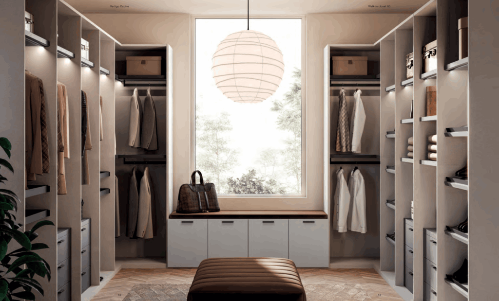Dressing de Luxe Vertigo Cabine : Aménagement Moderne Chic Dressing moderne Vertigo Cabine : placards beiges, luminaire boule, fenêtre centrale et pouf en cuir marron.